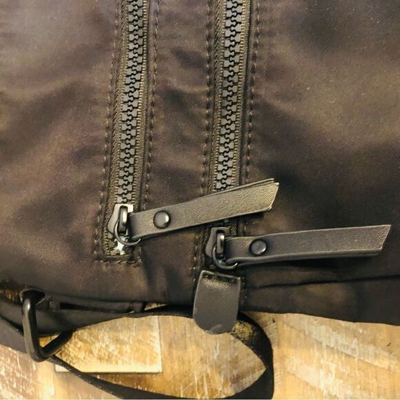 Tracker travel safe Crossbody purse with RFID protected pocket - Picture 2 of 7